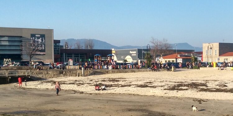 Caballero confirma que la playa de Bouzas tendrá socorrismo; Samil y O Vao ampliarán el servicio de baño adaptado