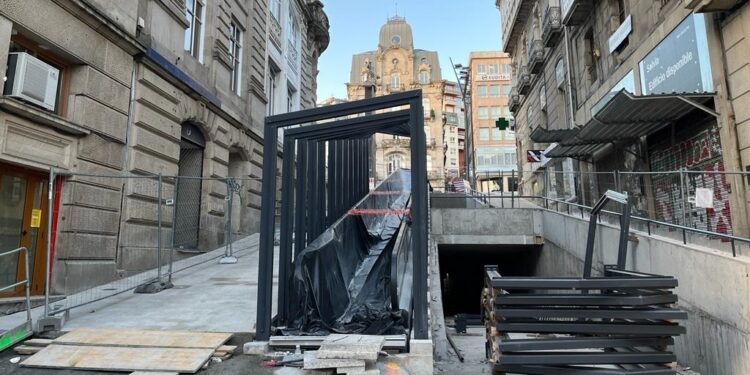 Los pórticos que impuso Patrimonio llegan a la rampa mecánica de la calle Carral