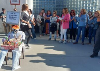 El personal de la cocina de hospitales vigueses protesta ante la posibilidad de despidos