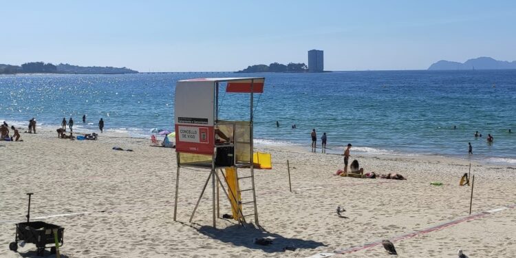 Vigo reclutará “una parte importante” de sus socorristas de verano a través de un curso gratuito
