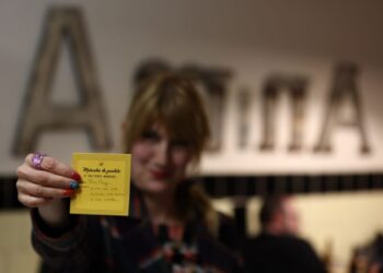 El ‘Tinder analógico’ vigués se gana un monólogo en la radio nacional: “Hay que picar mucha piedra”