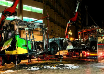 Investigan la intencionalidad del incendio en el autobús calcinado en el centro de Vigo