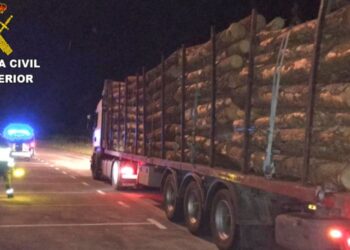 Interceptan en Tui un camión de transporte de madera con un exceso de carga de más de 13 toneladas