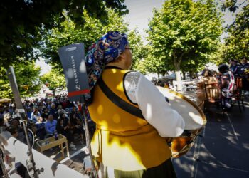 La música, la historia y el teatro inundan Bouzas: la Brincadeira brilla con nuevo paseo