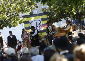 La música, la historia y el teatro inundan Bouzas: la Brincadeira brilla con nuevo paseo