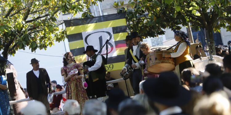La música, la historia y el teatro inundan Bouzas: la Brincadeira brilla con nuevo paseo