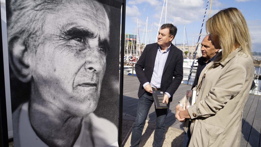 O conselleiro de Cultura, Educación, FP e Universidades, Román Rodríguez, acompañado da delegada territorial da Xunta en Vigo, Marta Fernández-Tapias, participou en Vigo na presentación da mostra Oroza (1923-2023). Centenario do poeta Carlos Oroza inaugurada no Porto de Vigo