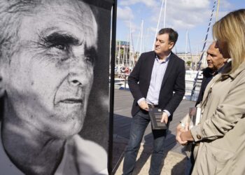 O conselleiro de Cultura, Educación, FP e Universidades, Román Rodríguez, acompañado da delegada territorial da Xunta en Vigo, Marta Fernández-Tapias, participou en Vigo na presentación da mostra Oroza (1923-2023). Centenario do poeta Carlos Oroza inaugurada no Porto de Vigo