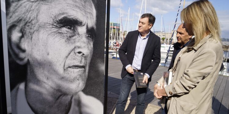 O conselleiro de Cultura, Educación, FP e Universidades, Román Rodríguez, acompañado da delegada territorial da Xunta en Vigo, Marta Fernández-Tapias, participou en Vigo na presentación da mostra Oroza (1923-2023). Centenario do poeta Carlos Oroza inaugurada no Porto de Vigo