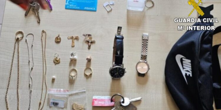 Detenida una pareja de ladrones en Cangas tras entrar a robar joyas en una vivienda