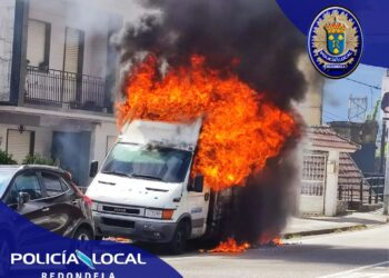Arde en Redondela un camión cargado con bombonas de butano