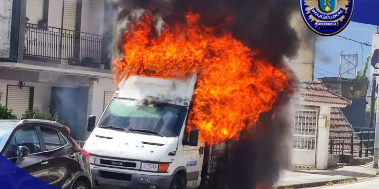 Arde en Redondela un camión cargado con bombonas de butano