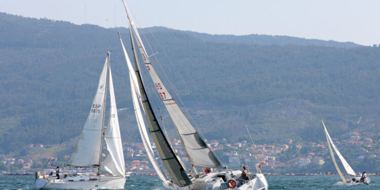 Ronáuticas Combarro, Bon III y Waikiki se llevan la XVII Volta ás Cíes en Solitarios, A Dos y J80 A Dos