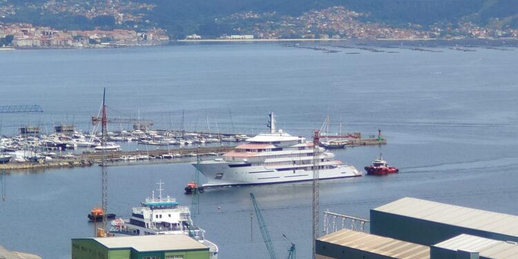 El imponente ‘724’ regresa al astillero Freire para recibir sus últimos retoques