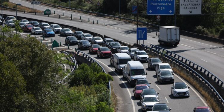 Miles de conductores atrapados en la carretera a Portugal con varios kilómetros de retenciones