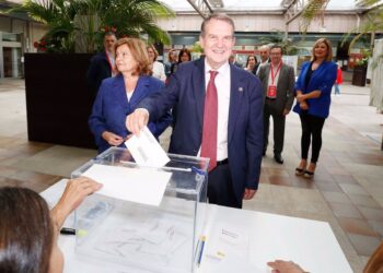 Los candidatos llaman a la participación tras ejercer su derecho al voto en Vigo