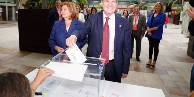 Los candidatos llaman a la participación tras ejercer su derecho al voto en Vigo