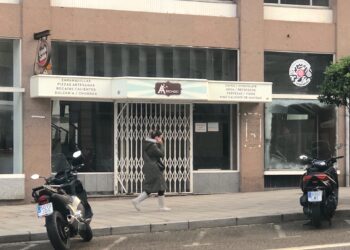 En la imagen puede verse la Cafetería y Pastelería Arrondo, en la Rúa Policarpo Sanz, cerrada a pesar de su ubicación privilegiada y del agradable recuerdo que la acompaña para muchas personas