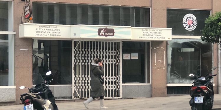 En la imagen puede verse la Cafetería y Pastelería Arrondo, en la Rúa Policarpo Sanz, cerrada a pesar de su ubicación privilegiada y del agradable recuerdo que la acompaña para muchas personas