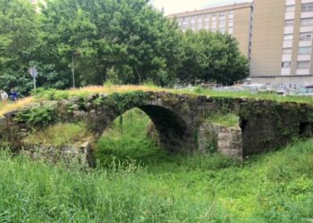 Está situado en el barrio Balaídos, en la Rúa Travesía da Ponte Romana, que comunica la Avenida Alcalde Portanet con la Avenida de Balaídos, una zona muy desconocida para la mayoría de la ciudadanía viguesa