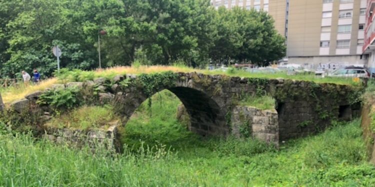Está situado en el barrio Balaídos, en la Rúa Travesía da Ponte Romana, que comunica la Avenida Alcalde Portanet con la Avenida de Balaídos, una zona muy desconocida para la mayoría de la ciudadanía viguesa