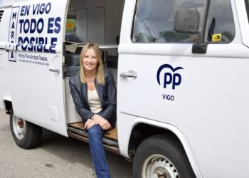 Tapias difundirá su proyecto político recorriendo Vigo en la ‘MartaMóvil’: una Volkswagen T2 de 1973