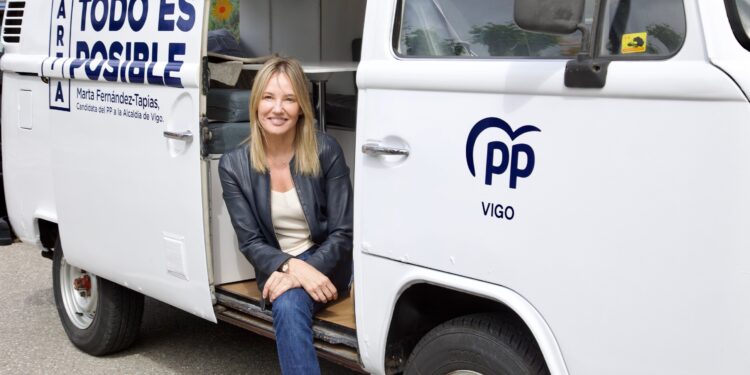 Tapias difundirá su proyecto político recorriendo Vigo en la ‘MartaMóvil’: una Volkswagen T2 de 1973