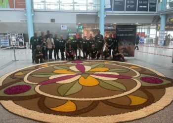 El aeropuerto de Peinador coloca una alfombra de flores en homenaje alCorpus Christi de Ponteareas