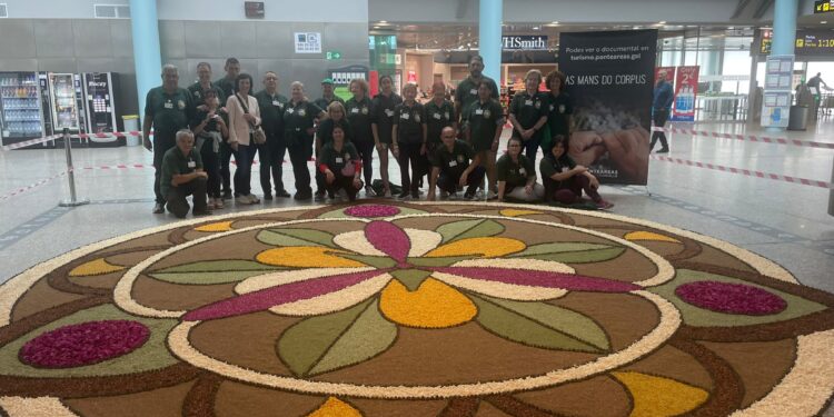 El aeropuerto de Peinador coloca una alfombra de flores en homenaje alCorpus Christi de Ponteareas