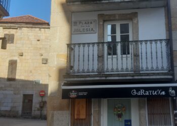 Atopei a placa dunha praza en castelán