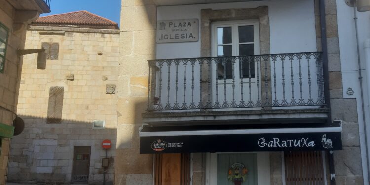 Atopei a placa dunha praza en castelán