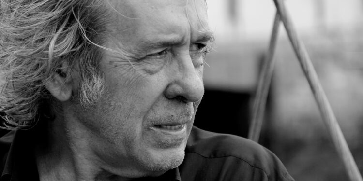 Paco Ibáñez, 60 años de carrera en Vigo: «Cuando te olvidas de los poetas y la poesía te olvidas de ti mismo»