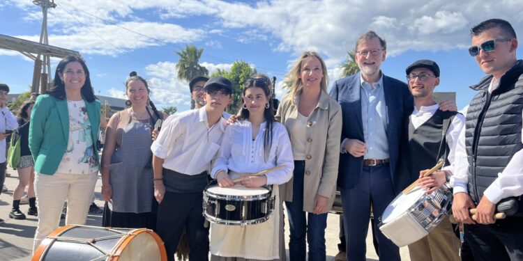 Selfis, besos y abrazos con Rajoy en su visita a la Brincadeira para apoyar a Tapias