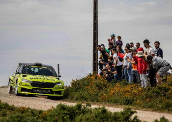 ‘Cohete’ Suárez, ganador del Rallye Rías Baixas, con fin de fiesta en el centro de Vigo