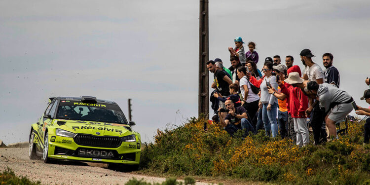 ‘Cohete’ Suárez, ganador del Rallye Rías Baixas, con fin de fiesta en el centro de Vigo