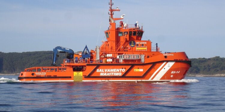 Remolcan a un pesquero tras sufrir un fallo en la máquina en las proximidades de las Illas Ons