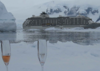 ‘The World’, el crucero de los millonarios, llega a Vigo