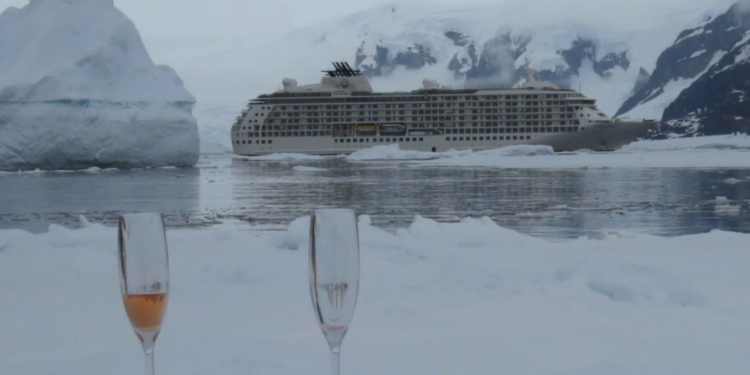 ‘The World’, el crucero de los millonarios, llega a Vigo