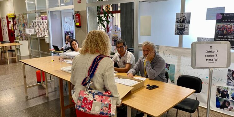 Constituidas el 100% de las mesas electorales en Galicia, que arranca la jornada sin incidencias