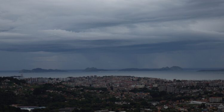 Un frente tormentoso avanza sobre la Ría de Vigo