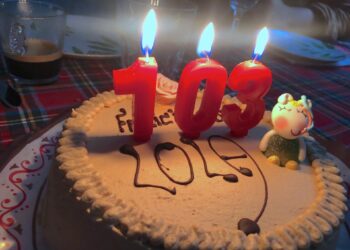 En la ciudad de Vigo existen numerosas personas que alcanzan y superan la centena de edad. La fotografía muestra una tarta de cumpleaños con la cifra 103 que es la edad que acaba de cumplir Dolores Pérez Ruíz, de Vigo
