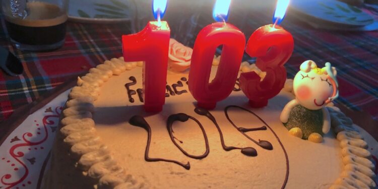 En la ciudad de Vigo existen numerosas personas que alcanzan y superan la centena de edad. La fotografía muestra una tarta de cumpleaños con la cifra 103 que es la edad que acaba de cumplir Dolores Pérez Ruíz, de Vigo