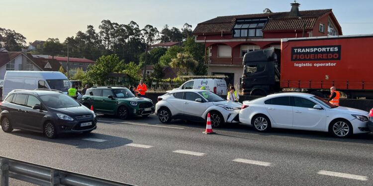 Colapso en la A-55 tras un accidente múltiple con seis vehículos implicados