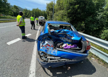 Un camión se lleva cuatro coches por delante en Vigo al quedarse sin frenos