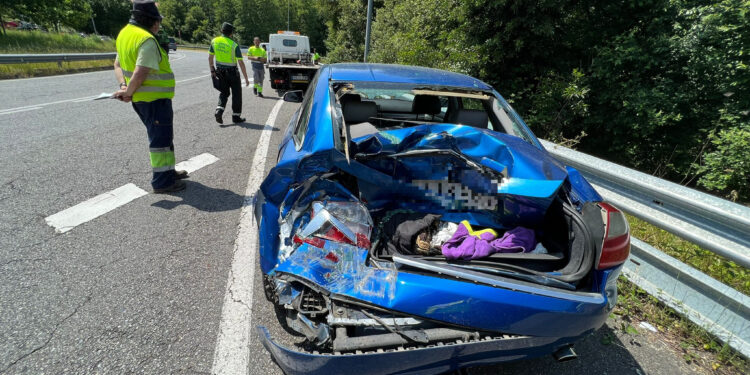 Un camión se lleva cuatro coches por delante en Vigo al quedarse sin frenos