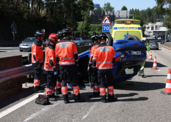 Dos personas heridas en Vigo tras colisionar dos coches por alcance y volcar uno de ellos