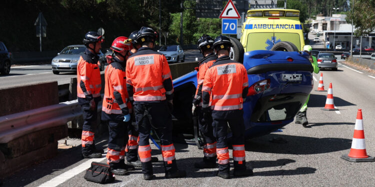 Dos personas heridas en Vigo tras colisionar dos coches por alcance y volcar uno de ellos