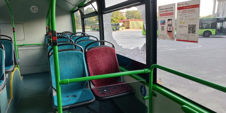La plantilla de Vitrasa convoca una huelga de nueve días y la empresa denuncia ataques a autobuses