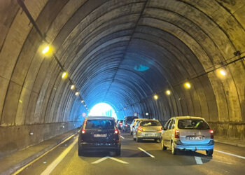 Retenciones de tráfico en la AP-9 por un accidente con heridos en el túnel de A Madroa