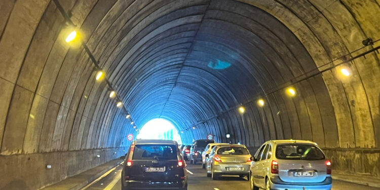 Retenciones de tráfico en la AP-9 por un accidente con heridos en el túnel de A Madroa